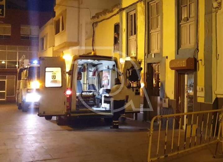 La ambulancia y bomberos en la calle de Diego Ramos Galván/Foto TA)